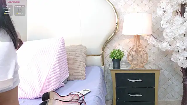 Mhia Sweet  online show from March 10, 9:31 pm