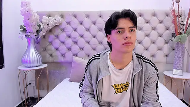 Snapshot of BenitoSaenz chatting on November 26, 11:55 am BenitoSaenz online show from November 26, 11:55 am