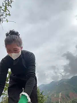 Snapshot of ThiHa003 chatting on December 14, 2:28 am ThiHa003 online show from December 14, 2:28 am