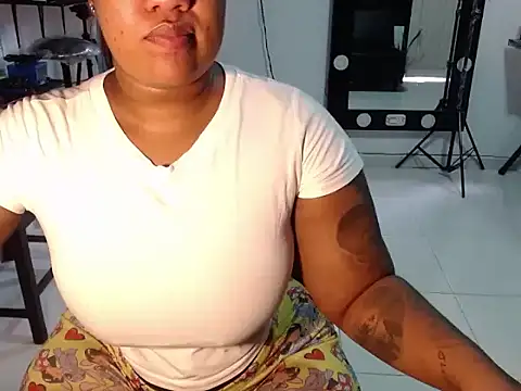 Snapshot of Sam_Blue chatting on February 9, 4:00 pm Sam Blue online show from February 9, 4:00 pm