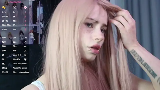 Snapshot of PieraMarch chatting on November 18, 7:13 am PieraMarch online show from November 18, 7:13 am