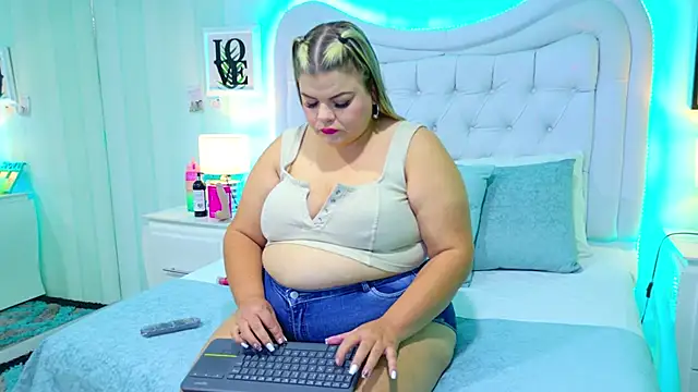 Snapshot of KiimBrooks chatting on October 22, 10:59 am KiimBrooks online show from October 22, 10:59 am