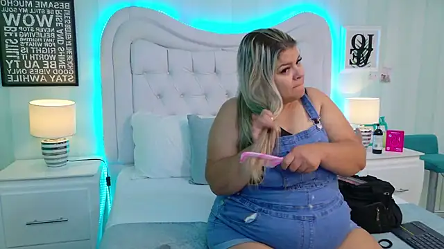 Snapshot of KiimBrooks chatting on November 24, 10:59 am KiimBrooks online show from November 24, 10:59 am