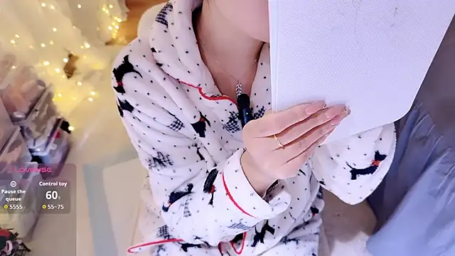 Snapshot of charlotte520 chatting on November 26, 5:19 am charlotte520 online show from November 26, 5:19 am