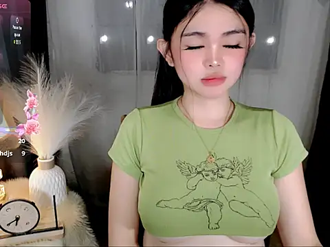 Snapshot of Bianca_cedine12 chatting on May 5, 12:51 am Bianca cedine12 online show from May 5, 12:51 am