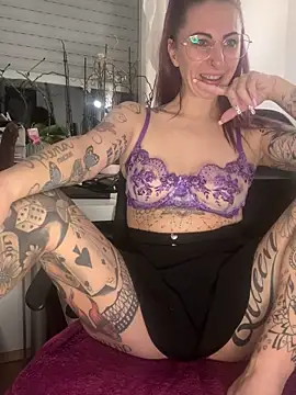 Snapshot of Dirty_Mel chatting on November 5, 9:15 pm Dirty Mel online show from November 5, 9:15 pm