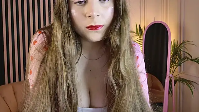 Queen Michelle  online show from December 19, 10:28 pm