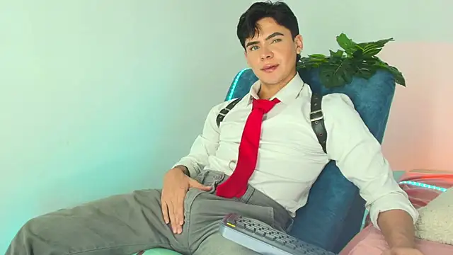 CamiiGuzmanX online show from December 4, 7:33 pm