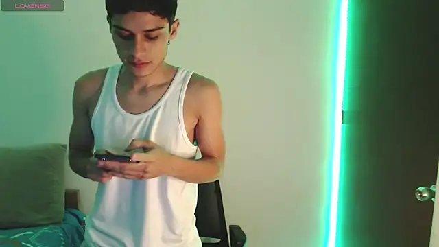 Snapshot of axel_davis_ chatting on October 12, 3:49 am axel davis online show from October 12, 3:49 am