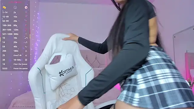 Snapshot of kim_dreams18 chatting on October 31, 12:00 am kim dreams18 online show from October 31, 12:00 am