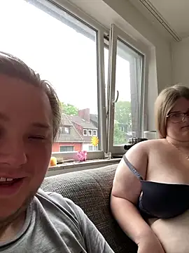 Snapshot of CurvyPaar2 chatting on May 11, 4:04 pm CurvyPaar2 online show from May 11, 4:04 pm