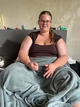 Snapshot of CurvyPaar2 chatting on July 20, 6:32 pm CurvyPaar2 online show from July 20, 6:32 pm