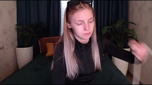 HitGyrl online show from October 22, 8:25 am