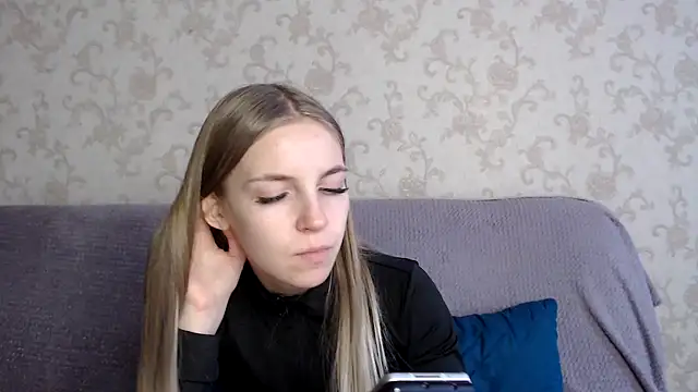 HitGyrl online show from November 16, 8:09 am