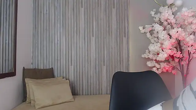 Snapshot of Michellee_20 chatting on October 8, 1:20 pm Michellee 20 online show from October 8, 1:20 pm