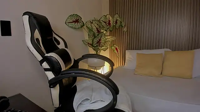 anagil  online show from November 10, 9:03 pm