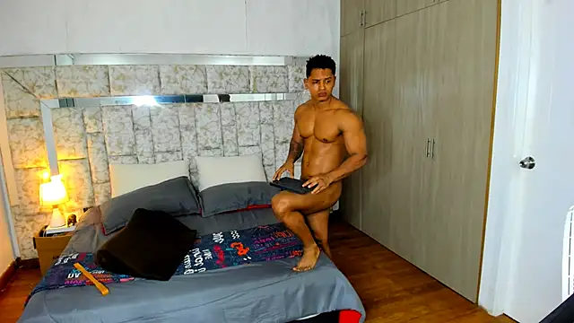 Snapshot of markustheroy333 chatting on November 2, 12:35 am markustheroy333 online show from November 2, 12:35 am