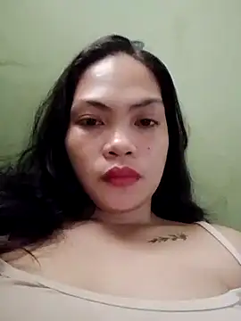 Snapshot of missluvv chatting on October 23, 12:43 am missluvv online show from October 23, 12:43 am