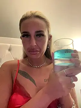 Snapshot of EllieMaeBaby chatting on November 10, 9:14 pm EllieMaeBaby online show from November 10, 9:14 pm