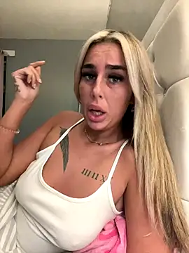 Snapshot of EllieMaeBaby chatting on December 14, 9:41 pm EllieMaeBaby online show from December 14, 9:41 pm