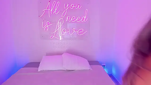 Snapshot of aleksandramiller_ chatting on November 18, 4:17 am aleksandramiller online show from November 18, 4:17 am