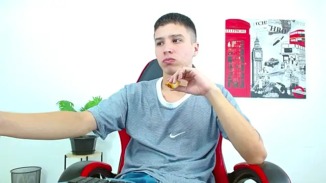 Snapshot of Cumandres18 chatting on October 8, 2:04 pm Cumandres18 online show from October 8, 2:04 pm