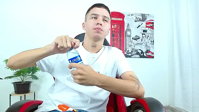 Snapshot of Cumandres18 chatting on October 21, 1:45 pm Cumandres18 online show from October 21, 1:45 pm