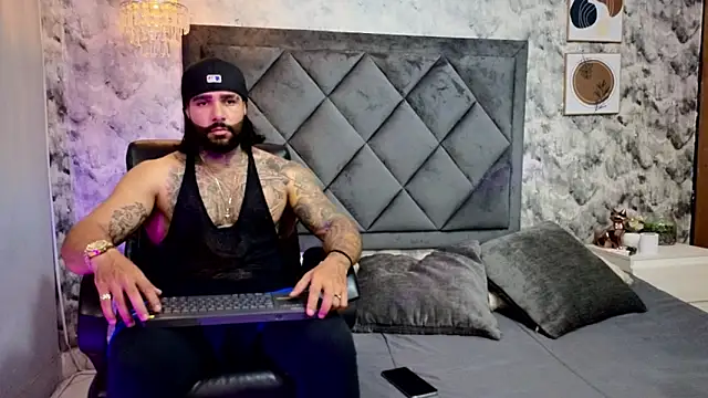 Snapshot of Apolo_rousse1 chatting on October 6, 9:01 pm Apolo rousse1 online show from October 6, 9:01 pm