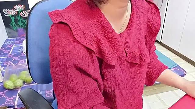 Snapshot of MichiLovely chatting on October 29, 2:03 am MichiLovely online show from October 29, 2:03 am