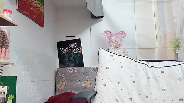 Snapshot of MichiLovely chatting on December 5, 8:38 pm MichiLovely online show from December 5, 8:38 pm