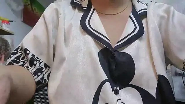 Snapshot of MichiLovely chatting on December 19, 1:34 am MichiLovely online show from December 19, 1:34 am