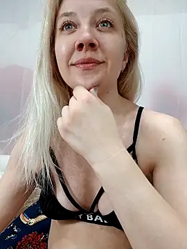 Snapshot of HeronDenni chatting on April 19, 8:35 am HeronDenni online show from April 19, 8:35 am