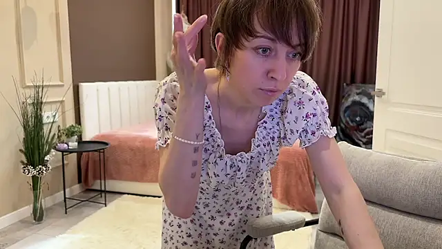 Snapshot of daniellia_ chatting on June 20, 2:20 pm daniellia online show from June 20, 2:20 pm