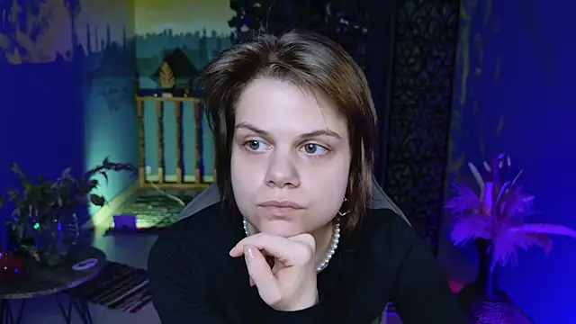 Snapshot of EllieMurler chatting on October 13, 1:00 pm EllieMurler online show from October 13, 1:00 pm