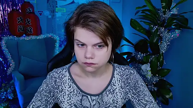 Snapshot of EllieMurler chatting on December 18, 9:04 am EllieMurler online show from December 18, 9:04 am