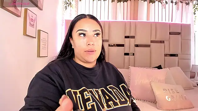 Snapshot of Zoey_thompson chatting on November 14, 7:45 pm Zoey thompson online show from November 14, 7:45 pm