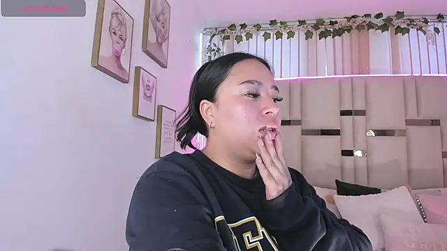 Snapshot of Zoey_thompson chatting on November 20, 7:46 pm Zoey thompson online show from November 20, 7:46 pm