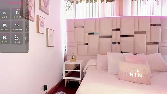 Snapshot of Zoey_thompson chatting on December 1, 7:30 pm Zoey thompson online show from December 1, 7:30 pm