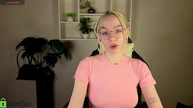 Snapshot of R0cket_bunny chatting on April 28, 12:42 am R0cket bunny online show from April 28, 12:42 am
