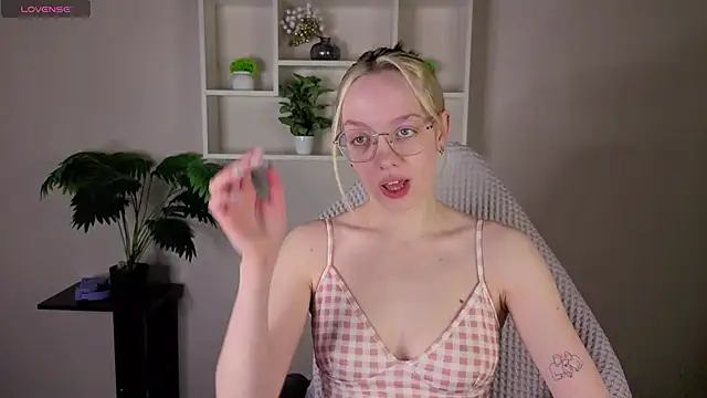 Snapshot of R0cket_bunny chatting on May 1, 12:26 am R0cket bunny online show from May 1, 12:26 am