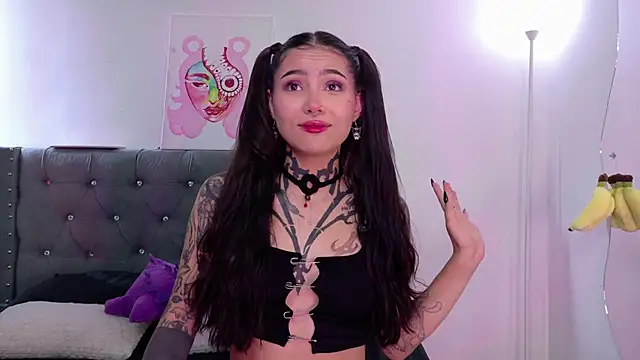 Snapshot of sara_queen10 chatting on October 23, 3:55 pm sara queen10 online show from October 23, 3:55 pm