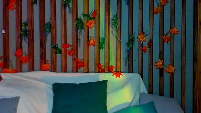 Lori Williams online show from December 19, 1:12 am