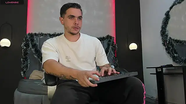 Snapshot of Liam_walk_ chatting on December 3, 11:03 pm Liam walk online show from December 3, 11:03 pm