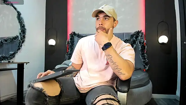 Liam walk  online show from December 22, 9:34 pm