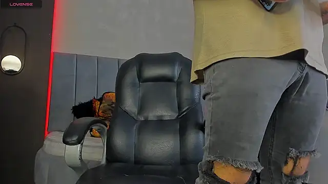 Liam walk  online show from March 8, 2:04 am