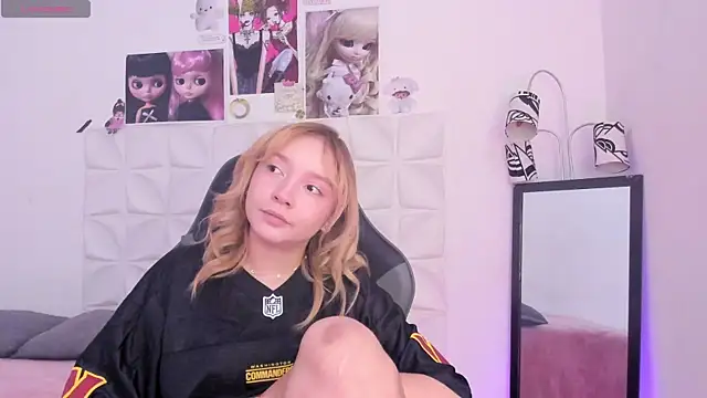 Snapshot of JuliethMoss chatting on November 14, 8:18 pm JuliethMoss online show from November 14, 8:18 pm