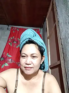 Snapshot of Everleigh_mom chatting on September 12, 1:49 am Everleigh mom online show from September 12, 1:49 am