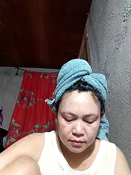 Snapshot of Everleigh_mom chatting on October 3, 2:30 am Everleigh mom online show from October 3, 2:30 am