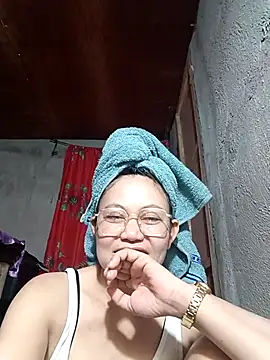 Snapshot of Everleigh_mom chatting on October 7, 2:09 am Everleigh mom online show from October 7, 2:09 am