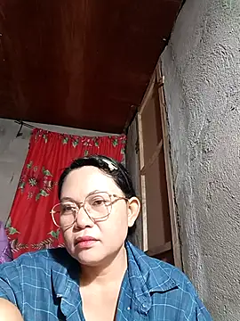 Snapshot of Everleigh_mom chatting on October 15, 10:15 am Everleigh mom online show from October 15, 10:15 am